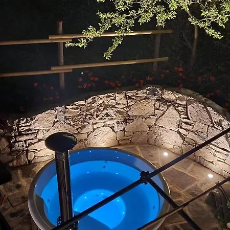 Semesterbostad La Casetta Nel Bosco - Hot Tube And Sauna *